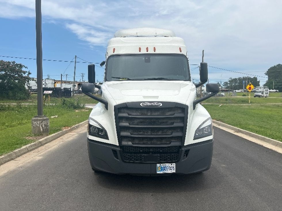 Sleeper Tractor-Heavy Duty Tractors-Freightliner-2019-T12664ST-Hattiesburg-MS-788,952\n\t\tmiles-$ 43,500 - Image 2