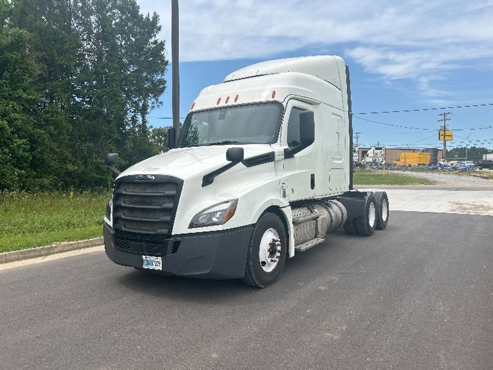 Sleeper Tractor-Heavy Duty Tractors-Freightliner-2019-T12664ST-Hattiesburg-MS-788,952\n\t\tmiles-$ 43,500 - Image 3