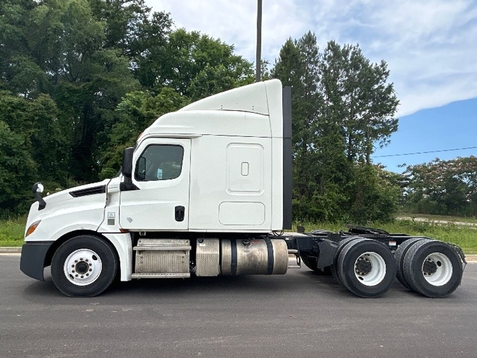 Sleeper Tractor-Heavy Duty Tractors-Freightliner-2019-T12664ST-Hattiesburg-MS-788,952\n\t\tmiles-$ 43,500 - Image 4