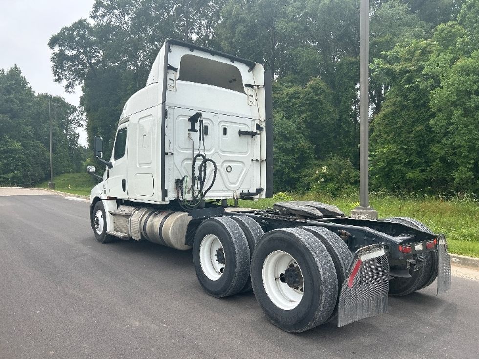 Sleeper Tractor-Heavy Duty Tractors-Freightliner-2019-T12664ST-Hattiesburg-MS-788,952\n\t\tmiles-$ 43,500 - Image 5