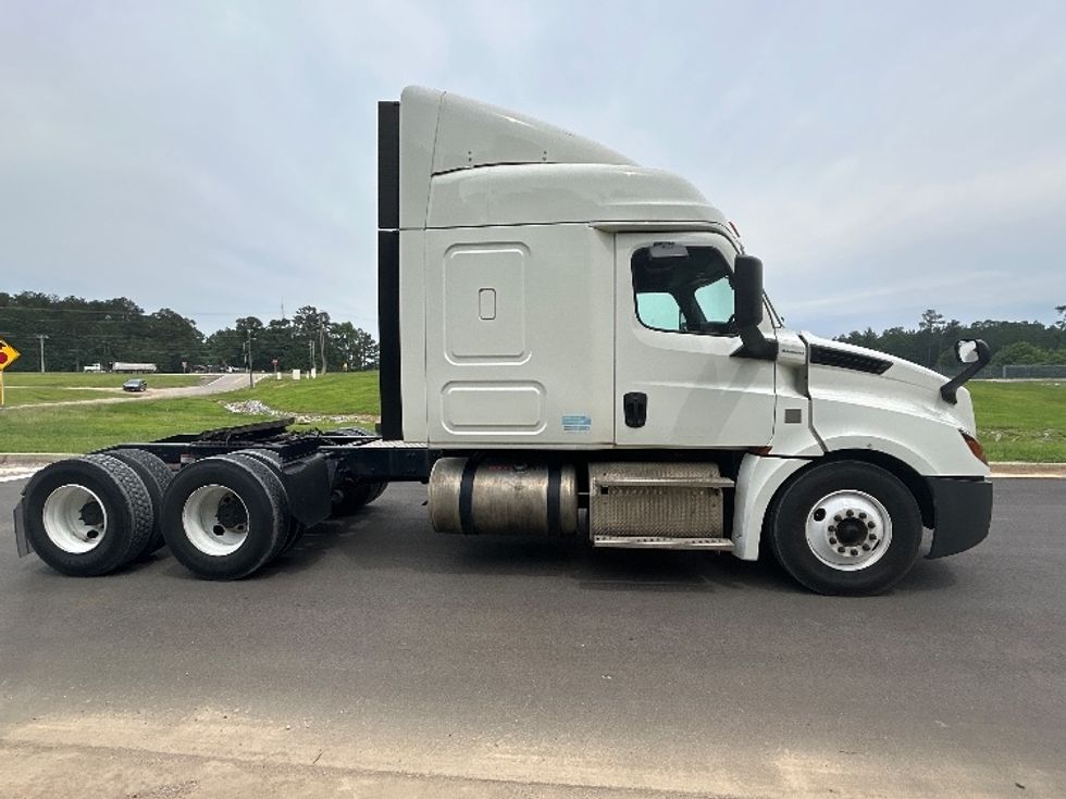 Sleeper Tractor-Heavy Duty Tractors-Freightliner-2019-T12664ST-Hattiesburg-MS-788,952\n\t\tmiles-$ 43,500 - Image 8