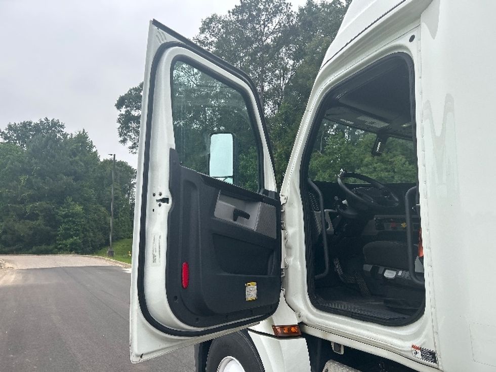 Sleeper Tractor-Heavy Duty Tractors-Freightliner-2019-T12664ST-Hattiesburg-MS-788,952\n\t\tmiles-$ 43,500 - Image 9