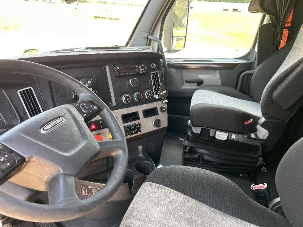 Sleeper Tractor-Heavy Duty Tractors-Freightliner-2019-T12664ST-Hattiesburg-MS-805,368\n\t\tmiles-$ 42,500 - Image 10