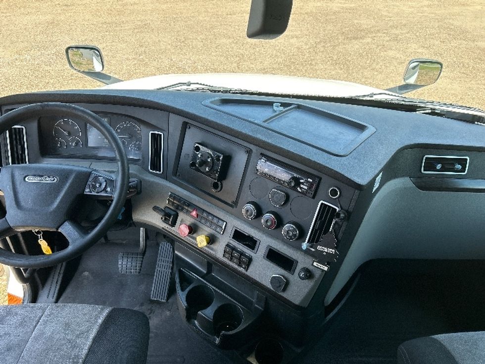 Sleeper Tractor-Heavy Duty Tractors-Freightliner-2019-T12664ST-Hattiesburg-MS-805,368\n\t\tmiles-$ 42,500 - Image 12