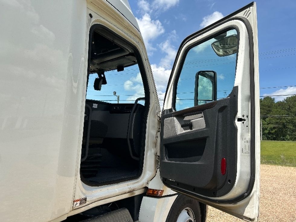 Sleeper Tractor-Heavy Duty Tractors-Freightliner-2019-T12664ST-Hattiesburg-MS-805,368\n\t\tmiles-$ 42,500 - Image 13