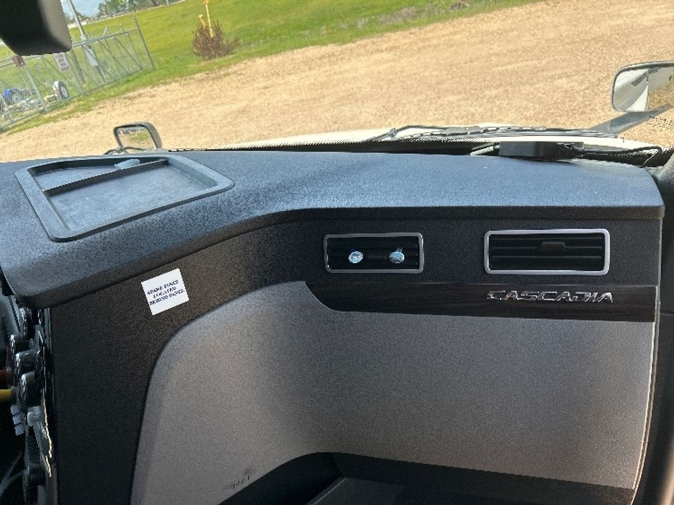 Sleeper Tractor-Heavy Duty Tractors-Freightliner-2019-T12664ST-Hattiesburg-MS-805,368\n\t\tmiles-$ 42,500 - Image 14