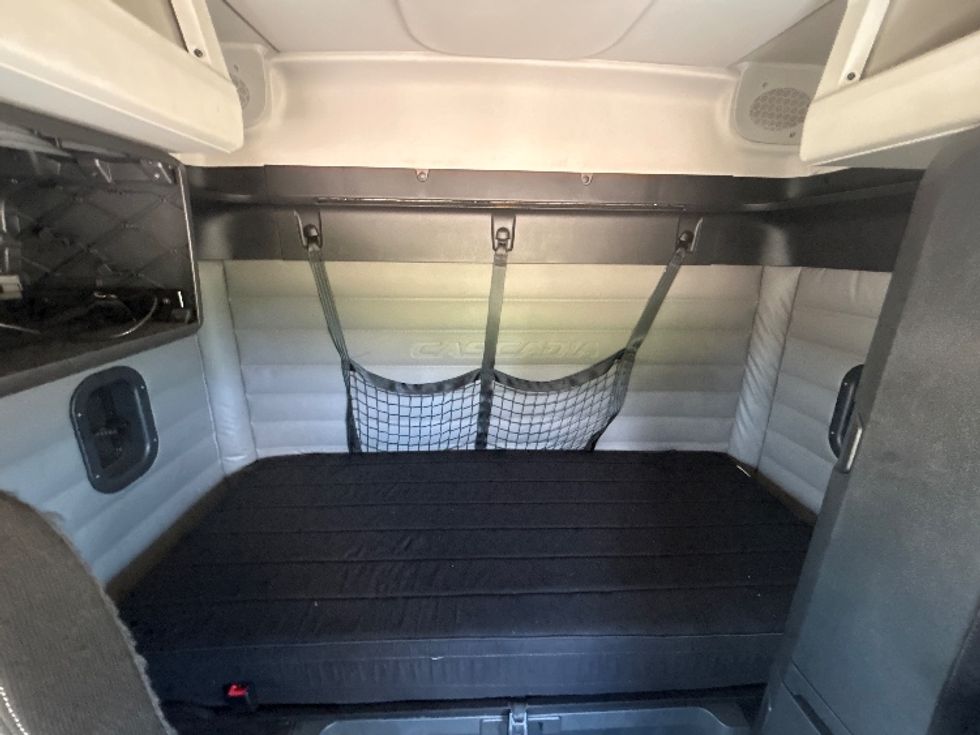 Sleeper Tractor-Heavy Duty Tractors-Freightliner-2019-T12664ST-Hattiesburg-MS-805,368\n\t\tmiles-$ 42,500 - Image 16