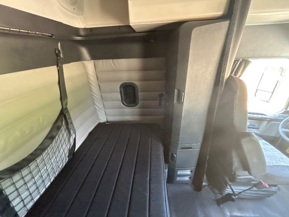 Sleeper Tractor-Heavy Duty Tractors-Freightliner-2019-T12664ST-Hattiesburg-MS-805,368\n\t\tmiles-$ 42,500 - Image 18