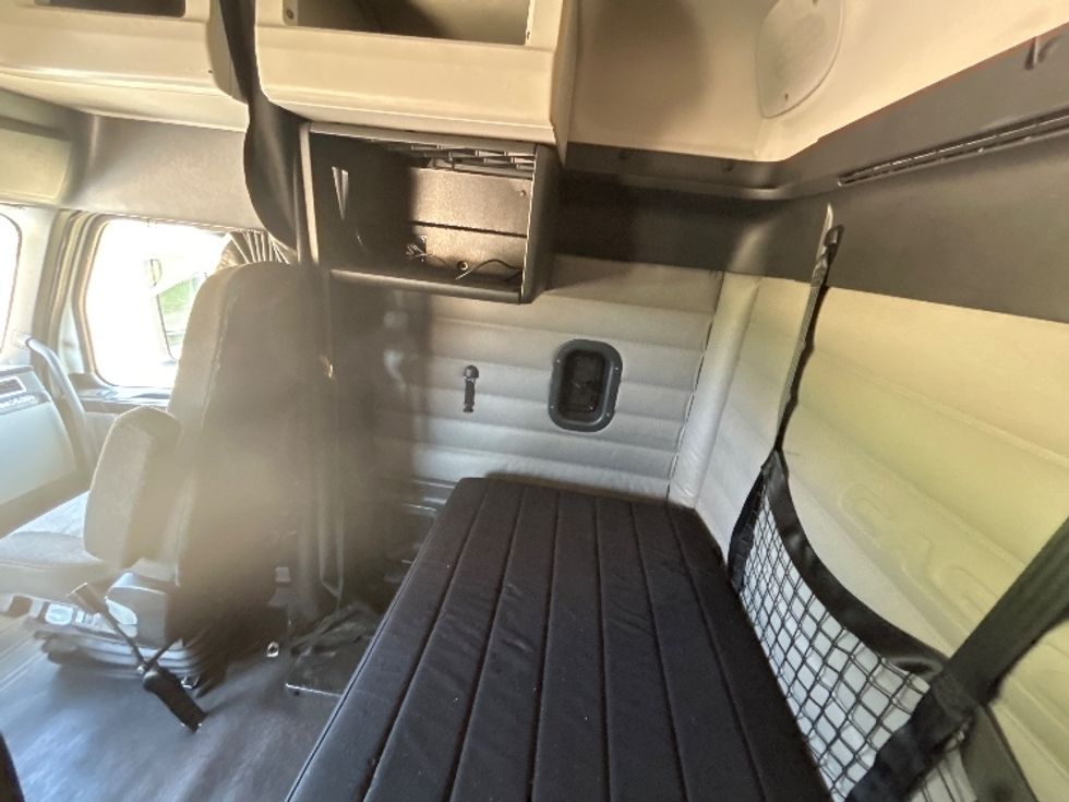 Sleeper Tractor-Heavy Duty Tractors-Freightliner-2019-T12664ST-Hattiesburg-MS-805,368\n\t\tmiles-$ 42,500 - Image 19