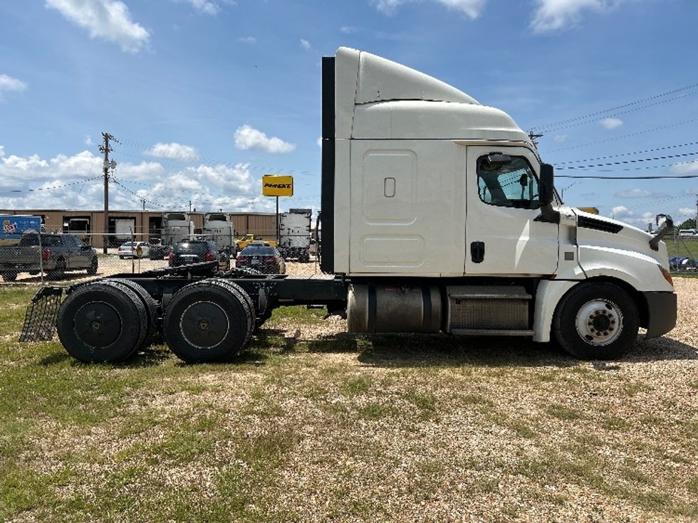 Sleeper Tractor-Heavy Duty Tractors-Freightliner-2019-T12664ST-Hattiesburg-MS-805,368\n\t\tmiles-$ 42,500 - Image 8
