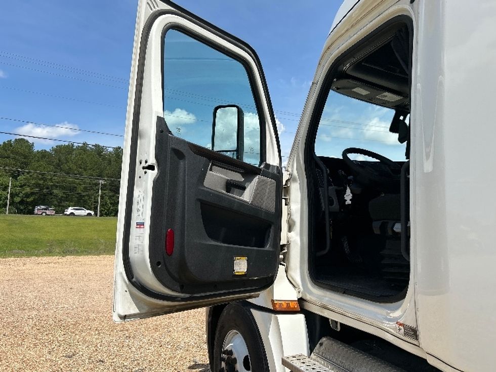 Sleeper Tractor-Heavy Duty Tractors-Freightliner-2019-T12664ST-Hattiesburg-MS-805,368\n\t\tmiles-$ 42,500 - Image 9