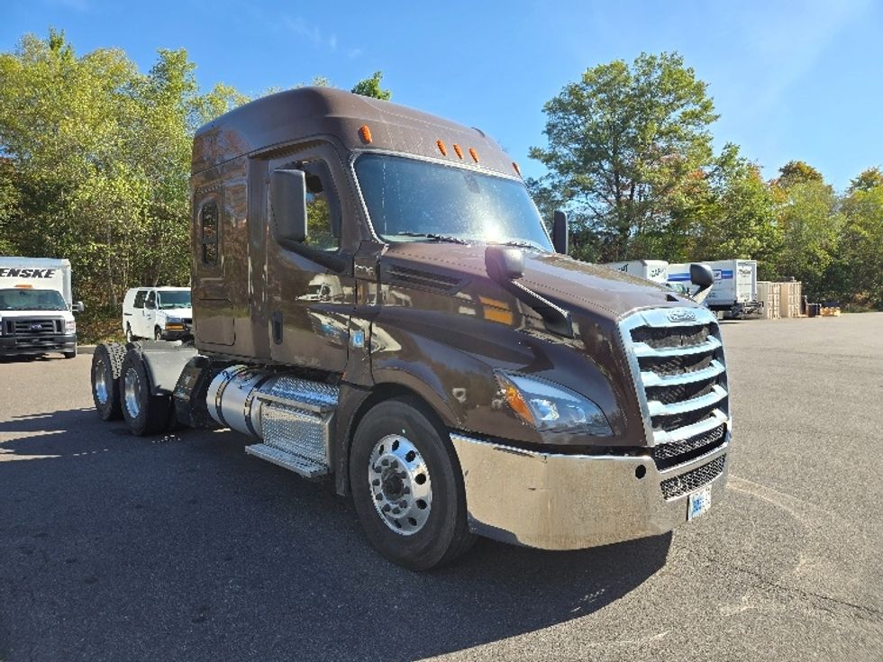 Sleeper Tractor-Heavy Duty Tractors-Freightliner-2019-T12664ST-Hazleton-PA-403,391\n\t\tmiles-$ 64,000 - Image 1