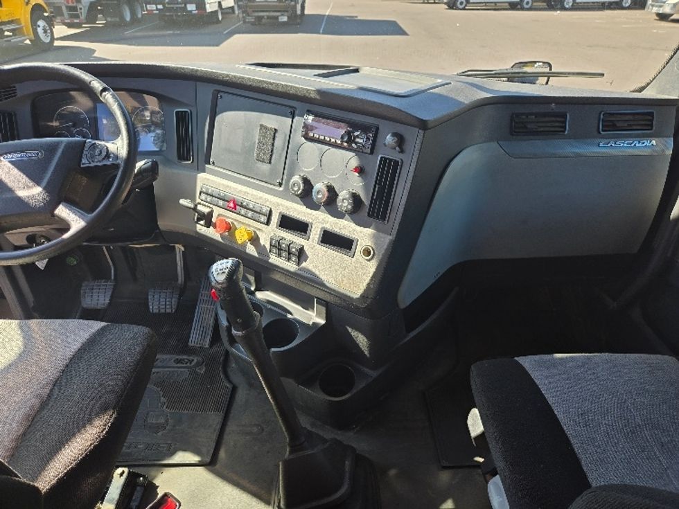 Sleeper Tractor-Heavy Duty Tractors-Freightliner-2019-T12664ST-Hazleton-PA-403,391\n\t\tmiles-$ 64,000 - Image 12