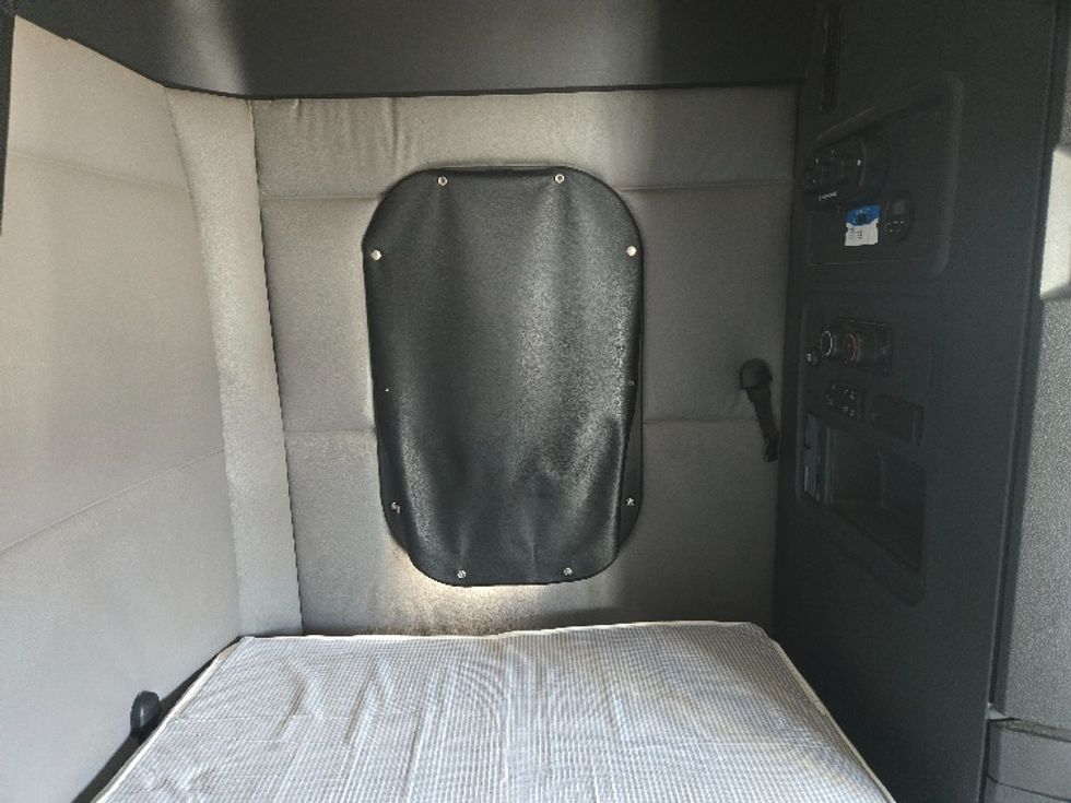 Sleeper Tractor-Heavy Duty Tractors-Freightliner-2019-T12664ST-Hazleton-PA-403,391\n\t\tmiles-$ 64,000 - Image 18
