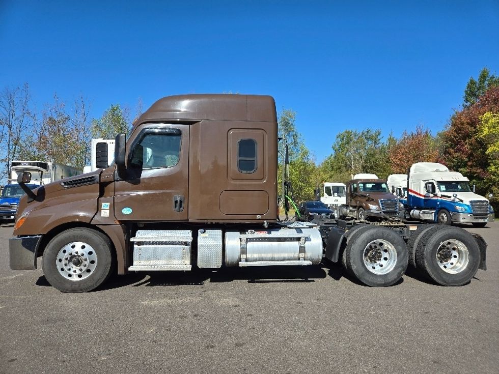 Sleeper Tractor-Heavy Duty Tractors-Freightliner-2019-T12664ST-Hazleton-PA-403,391\n\t\tmiles-$ 64,000 - Image 4