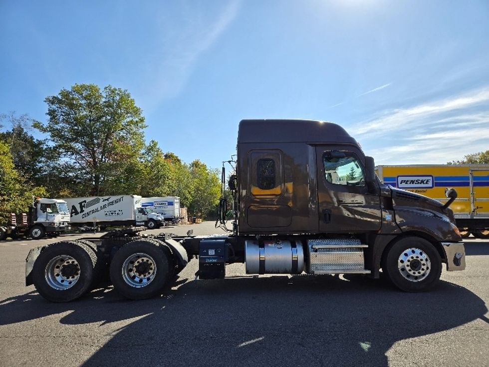 Sleeper Tractor-Heavy Duty Tractors-Freightliner-2019-T12664ST-Hazleton-PA-403,391\n\t\tmiles-$ 64,000 - Image 8