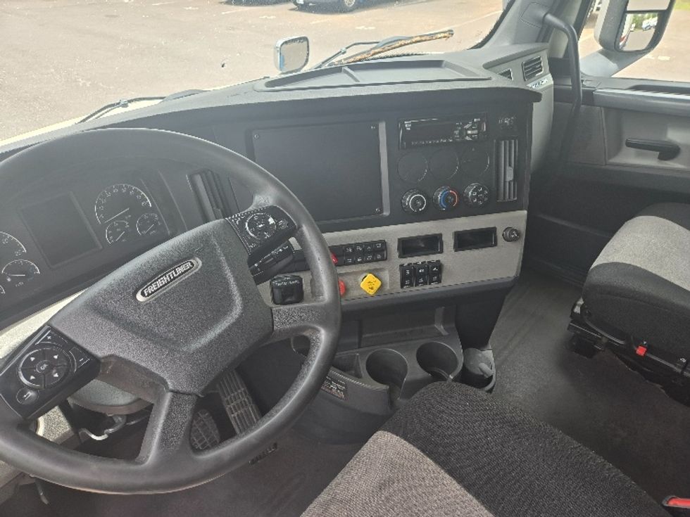 Sleeper Tractor-Heavy Duty Tractors-Freightliner-2019-T12664ST-Hazleton-PA-488,882\n\t\tmiles-$ 56,250 - Image 10