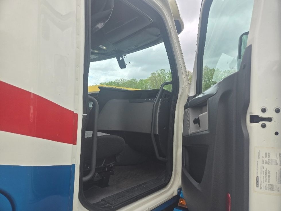 Sleeper Tractor-Heavy Duty Tractors-Freightliner-2019-T12664ST-Hazleton-PA-488,882\n\t\tmiles-$ 56,250 - Image 13