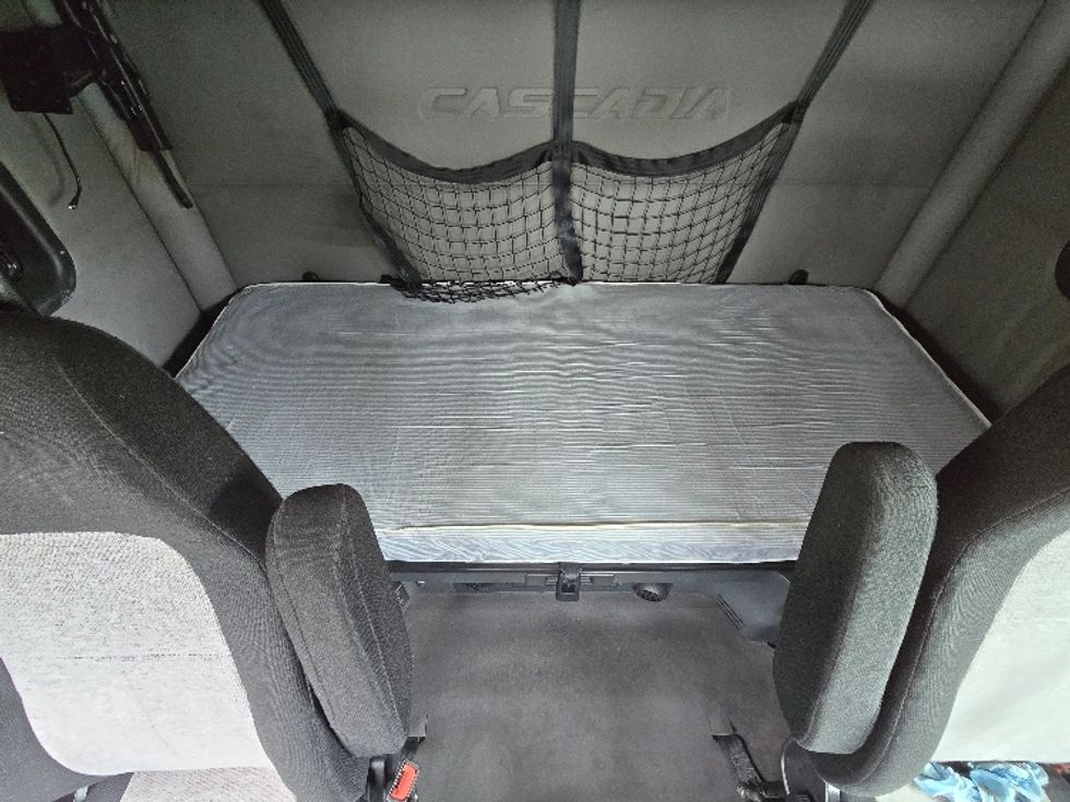 Sleeper Tractor-Heavy Duty Tractors-Freightliner-2019-T12664ST-Hazleton-PA-488,882\n\t\tmiles-$ 56,250 - Image 16