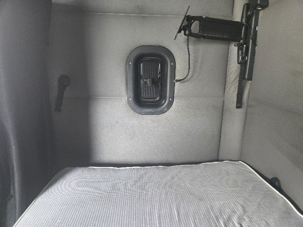 Sleeper Tractor-Heavy Duty Tractors-Freightliner-2019-T12664ST-Hazleton-PA-488,882\n\t\tmiles-$ 56,250 - Image 18