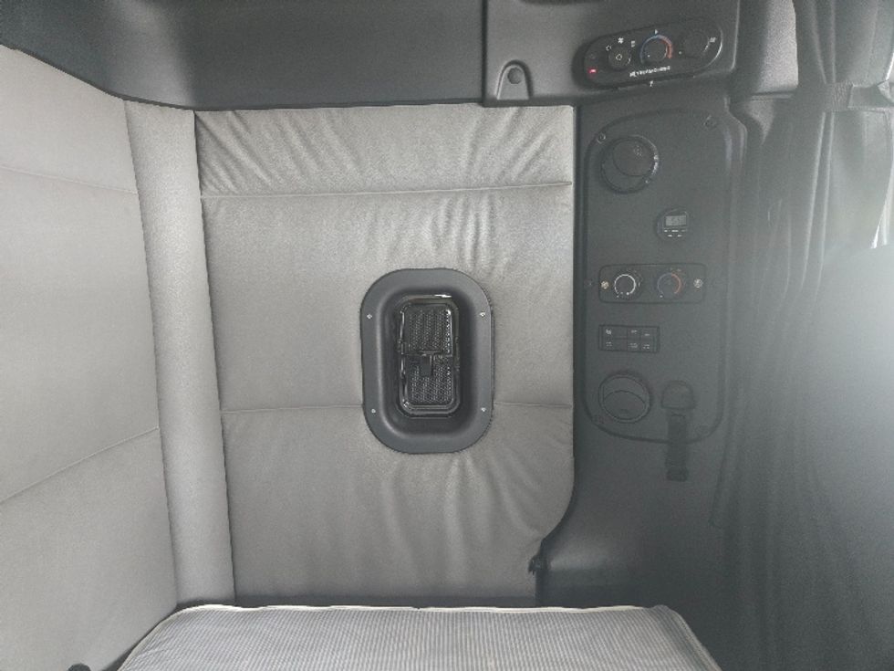 Sleeper Tractor-Heavy Duty Tractors-Freightliner-2019-T12664ST-Hazleton-PA-488,882\n\t\tmiles-$ 56,250 - Image 19