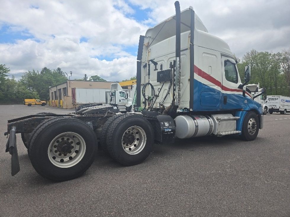 Sleeper Tractor-Heavy Duty Tractors-Freightliner-2019-T12664ST-Hazleton-PA-488,882\n\t\tmiles-$ 56,250 - Image 7