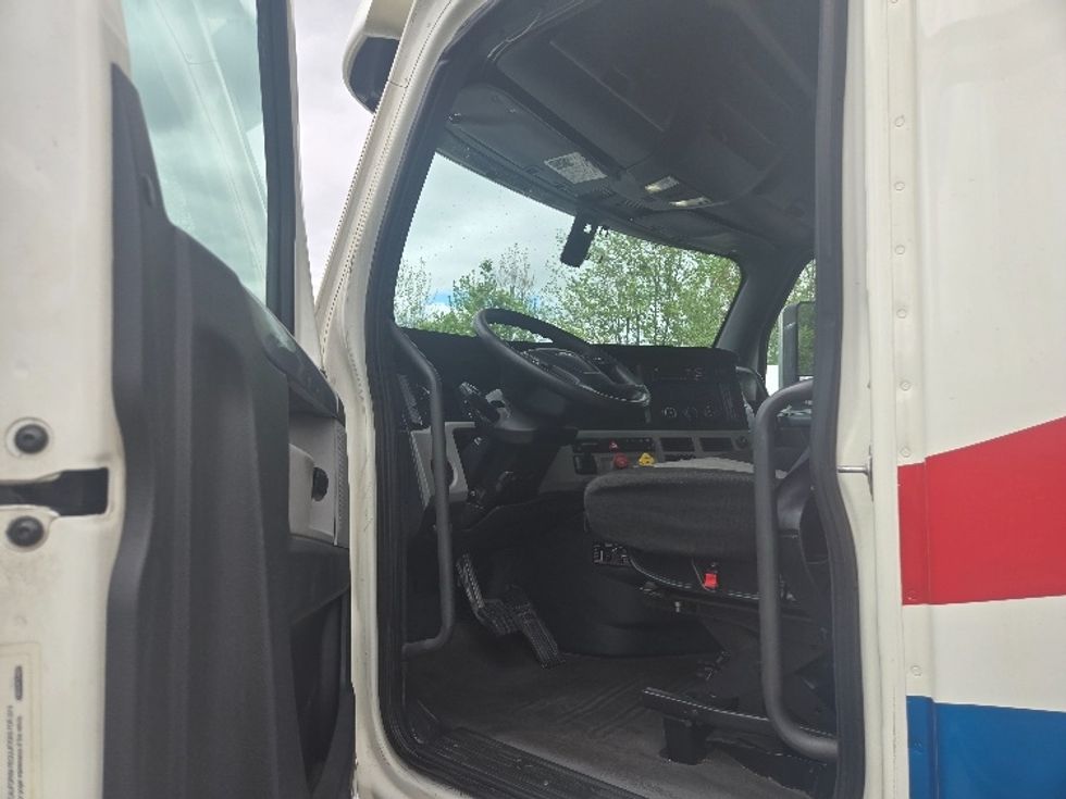 Sleeper Tractor-Heavy Duty Tractors-Freightliner-2019-T12664ST-Hazleton-PA-488,882\n\t\tmiles-$ 56,250 - Image 9