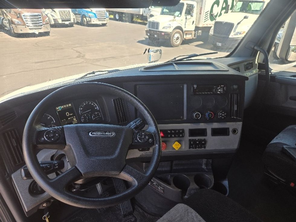 Sleeper Tractor-Heavy Duty Tractors-Freightliner-2019-T12664ST-Hazleton-PA-539,010\n\t\tmiles-$ 51,750 - Image 10
