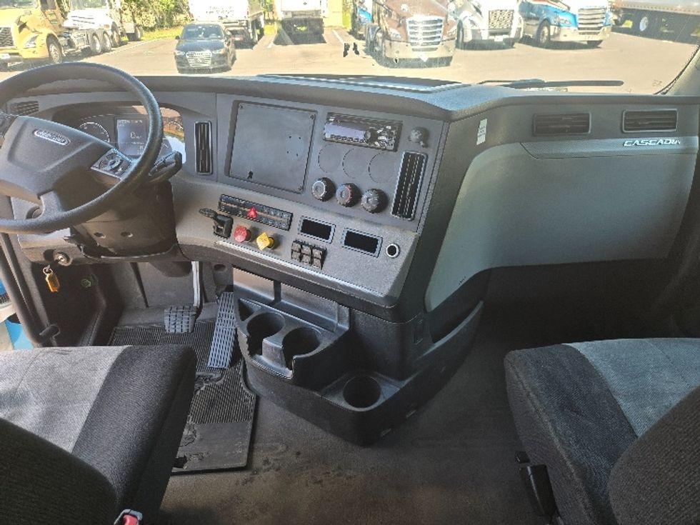 Sleeper Tractor-Heavy Duty Tractors-Freightliner-2019-T12664ST-Hazleton-PA-539,010\n\t\tmiles-$ 51,750 - Image 12