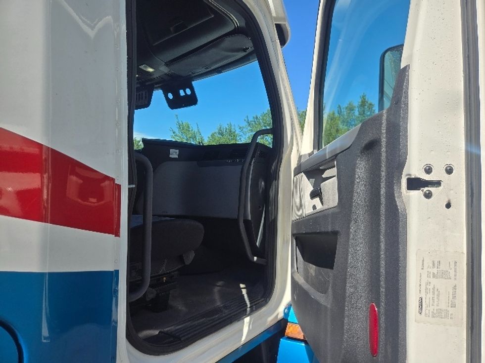 Sleeper Tractor-Heavy Duty Tractors-Freightliner-2019-T12664ST-Hazleton-PA-539,010\n\t\tmiles-$ 51,750 - Image 13
