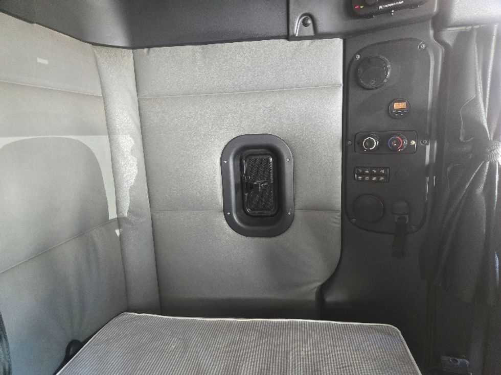 Sleeper Tractor-Heavy Duty Tractors-Freightliner-2019-T12664ST-Hazleton-PA-539,010\n\t\tmiles-$ 51,750 - Image 17
