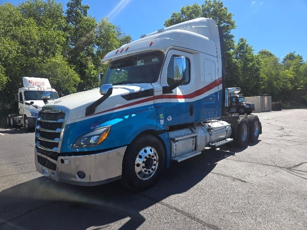 Sleeper Tractor-Heavy Duty Tractors-Freightliner-2019-T12664ST-Hazleton-PA-539,010\n\t\tmiles-$ 51,750 - Image 3