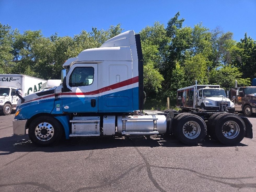 Sleeper Tractor-Heavy Duty Tractors-Freightliner-2019-T12664ST-Hazleton-PA-539,010\n\t\tmiles-$ 51,750 - Image 4