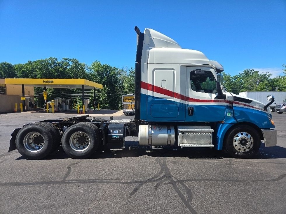 Sleeper Tractor-Heavy Duty Tractors-Freightliner-2019-T12664ST-Hazleton-PA-539,010\n\t\tmiles-$ 51,750 - Image 8