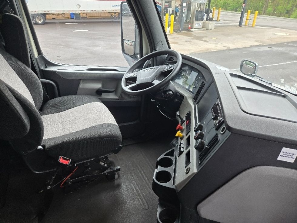 Sleeper Tractor-Heavy Duty Tractors-Freightliner-2019-T12664ST-Hazleton-PA-605,731\n\t\tmiles-$ 50,000 - Image 15