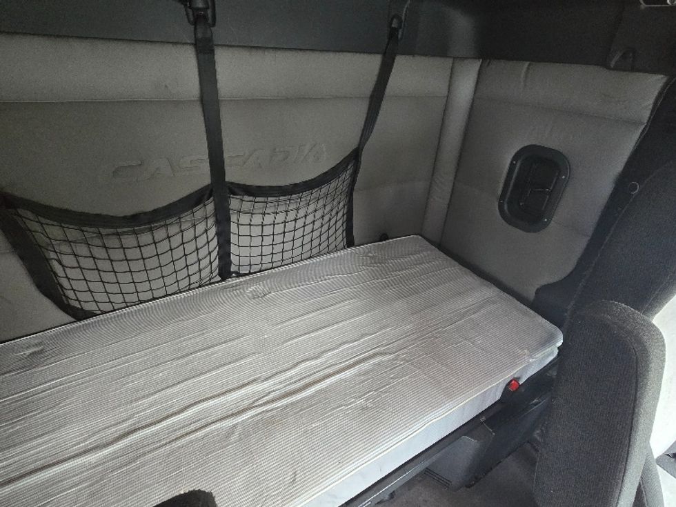 Sleeper Tractor-Heavy Duty Tractors-Freightliner-2019-T12664ST-Hazleton-PA-605,731\n\t\tmiles-$ 50,000 - Image 17