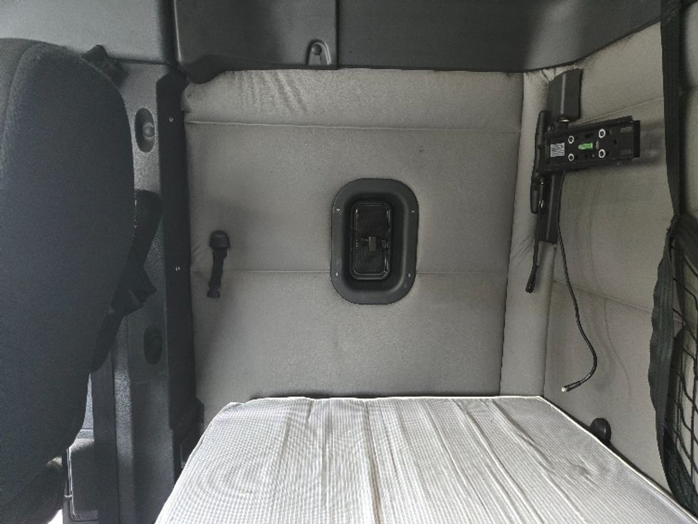 Sleeper Tractor-Heavy Duty Tractors-Freightliner-2019-T12664ST-Hazleton-PA-605,731\n\t\tmiles-$ 50,000 - Image 18