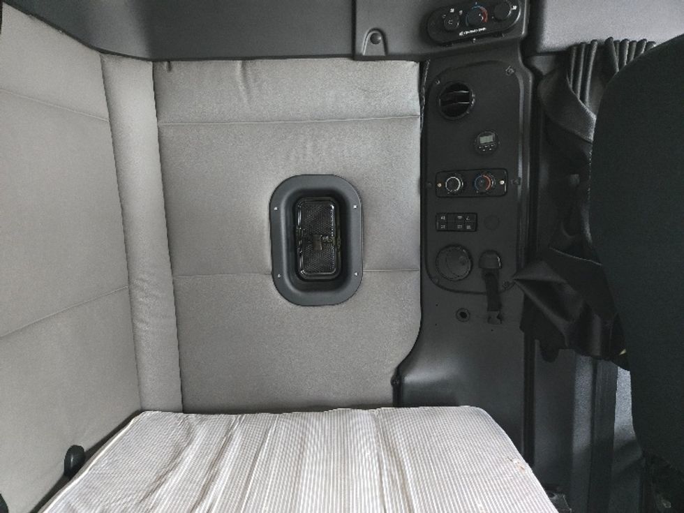 Sleeper Tractor-Heavy Duty Tractors-Freightliner-2019-T12664ST-Hazleton-PA-605,731\n\t\tmiles-$ 50,000 - Image 19