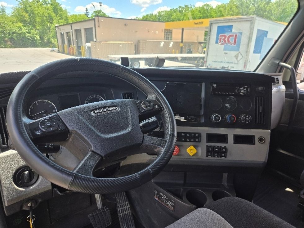 Sleeper Tractor-Heavy Duty Tractors-Freightliner-2019-T12664ST-Hazleton-PA-609,030\n\t\tmiles-$ 46,250 - Image 10