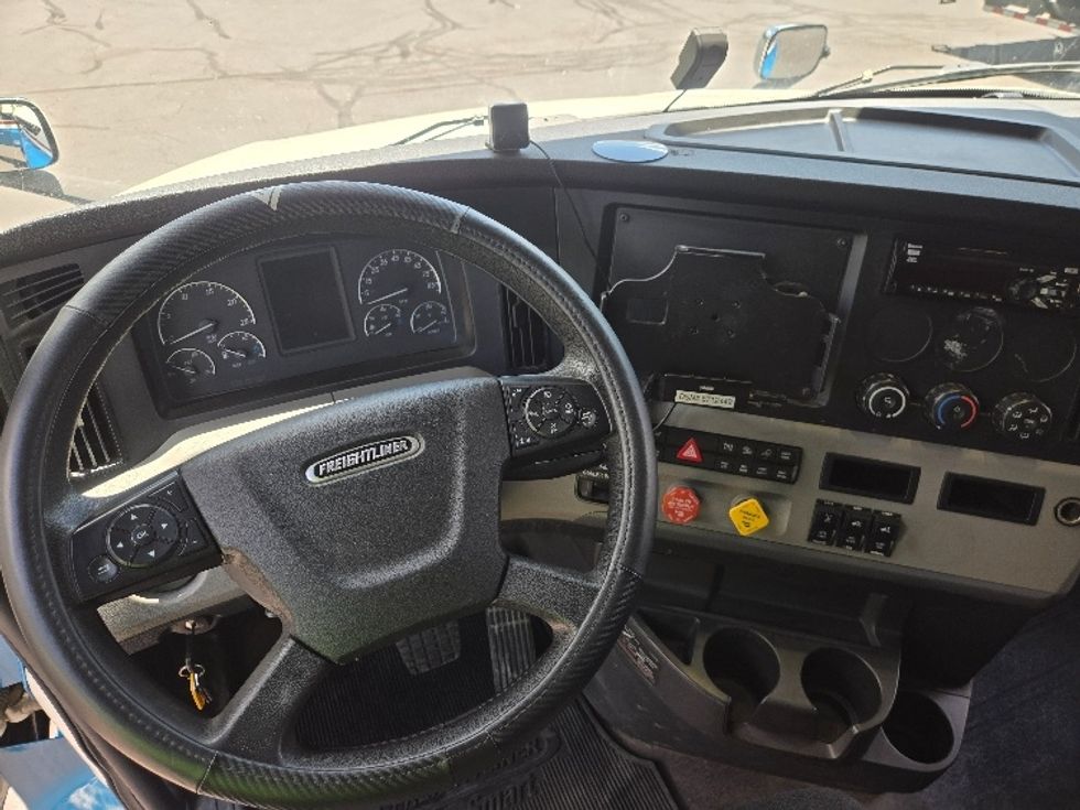 Sleeper Tractor-Heavy Duty Tractors-Freightliner-2019-T12664ST-Hazleton-PA-609,030\n\t\tmiles-$ 46,250 - Image 11