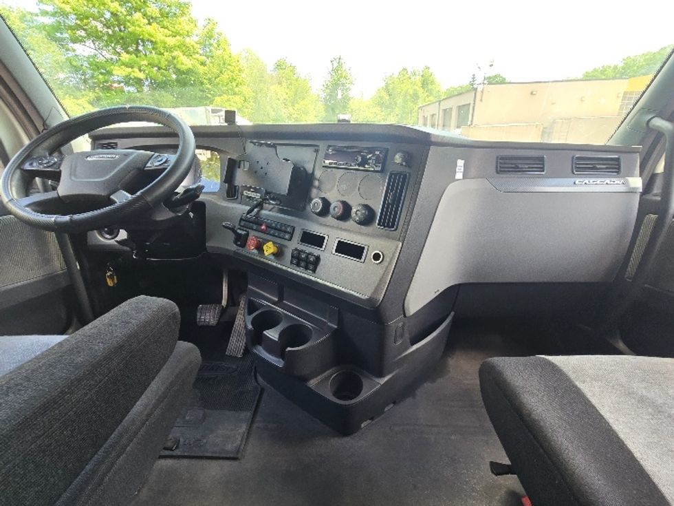 Sleeper Tractor-Heavy Duty Tractors-Freightliner-2019-T12664ST-Hazleton-PA-609,030\n\t\tmiles-$ 46,250 - Image 12