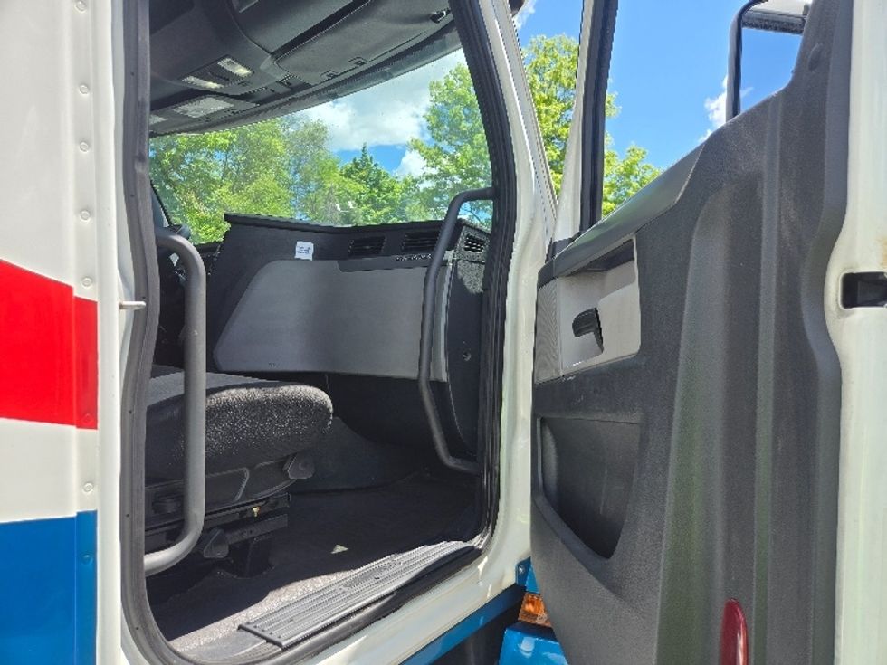 Sleeper Tractor-Heavy Duty Tractors-Freightliner-2019-T12664ST-Hazleton-PA-609,030\n\t\tmiles-$ 46,250 - Image 13