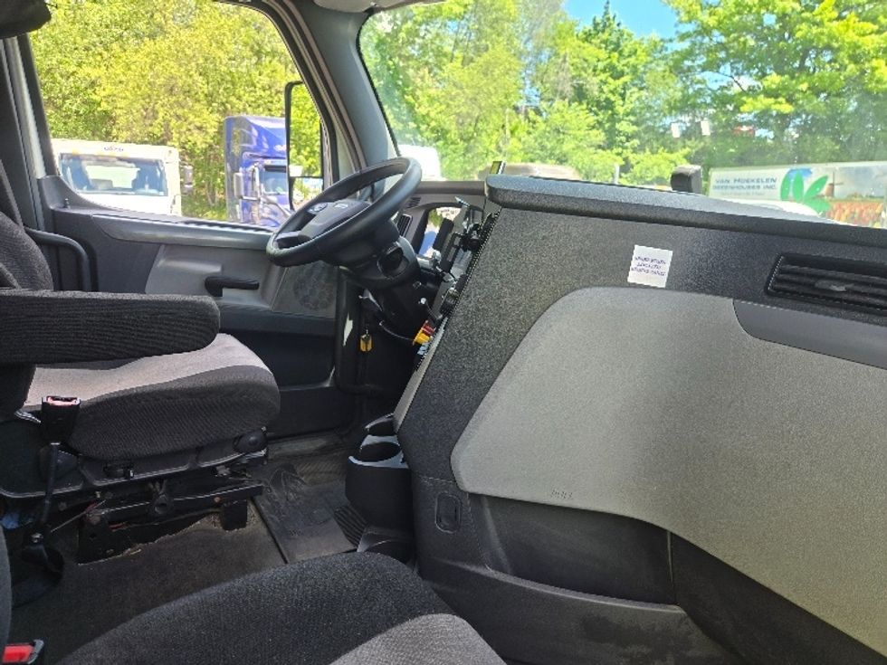 Sleeper Tractor-Heavy Duty Tractors-Freightliner-2019-T12664ST-Hazleton-PA-609,030\n\t\tmiles-$ 46,250 - Image 15