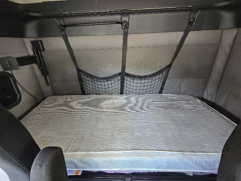 Sleeper Tractor-Heavy Duty Tractors-Freightliner-2019-T12664ST-Hazleton-PA-609,030\n\t\tmiles-$ 46,250 - Image 16