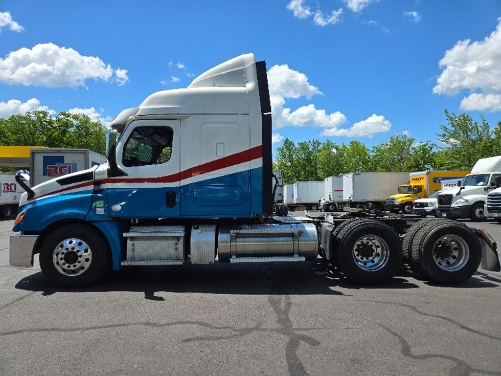 Sleeper Tractor-Heavy Duty Tractors-Freightliner-2019-T12664ST-Hazleton-PA-609,030\n\t\tmiles-$ 46,250 - Image 4
