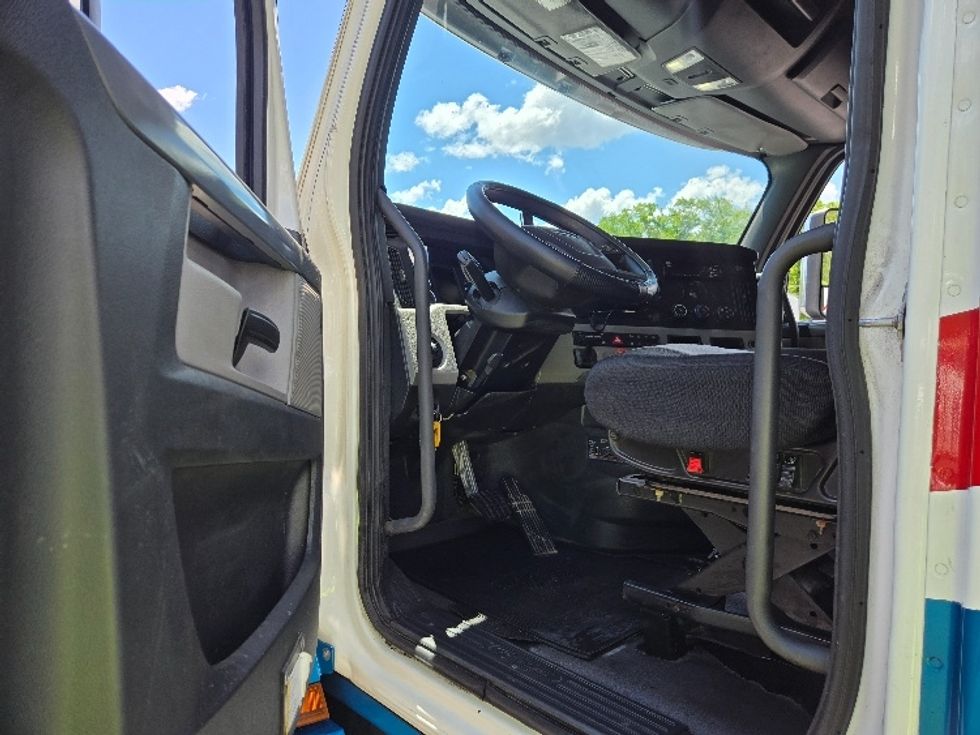 Sleeper Tractor-Heavy Duty Tractors-Freightliner-2019-T12664ST-Hazleton-PA-609,030\n\t\tmiles-$ 46,250 - Image 9