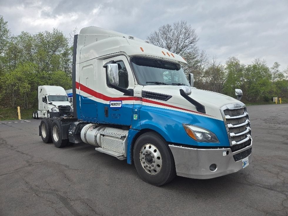Sleeper Tractor-Heavy Duty Tractors-Freightliner-2019-T12664ST-Hazleton-PA-615,185\n\t\tmiles-$ 44,750 - Image 1