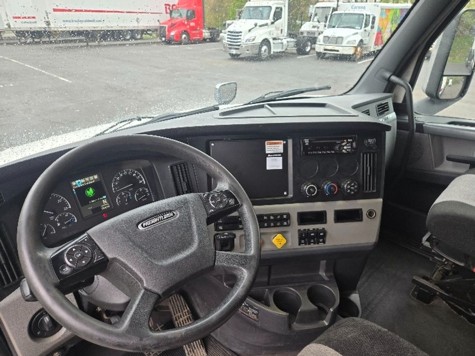 Sleeper Tractor-Heavy Duty Tractors-Freightliner-2019-T12664ST-Hazleton-PA-615,185\n\t\tmiles-$ 44,750 - Image 10