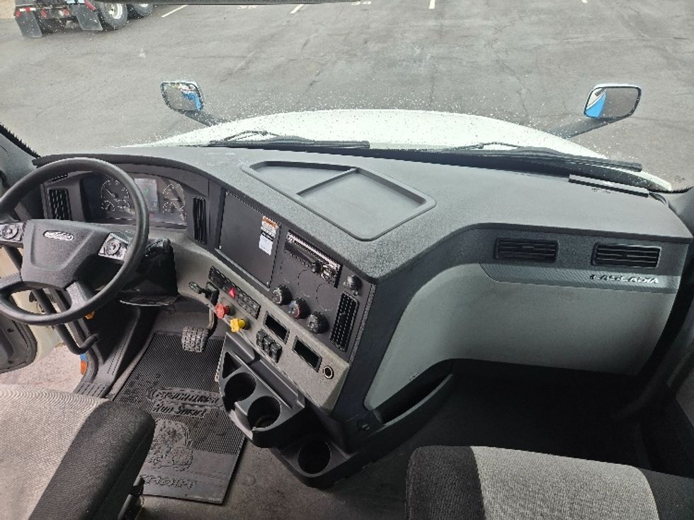Sleeper Tractor-Heavy Duty Tractors-Freightliner-2019-T12664ST-Hazleton-PA-615,185\n\t\tmiles-$ 44,750 - Image 12