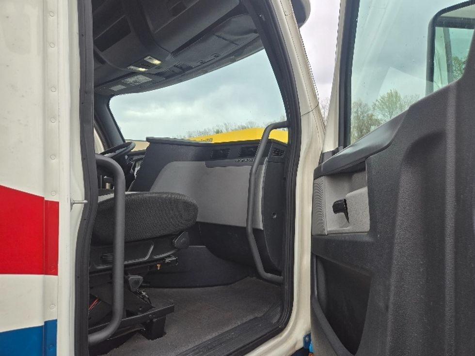 Sleeper Tractor-Heavy Duty Tractors-Freightliner-2019-T12664ST-Hazleton-PA-615,185\n\t\tmiles-$ 44,750 - Image 13